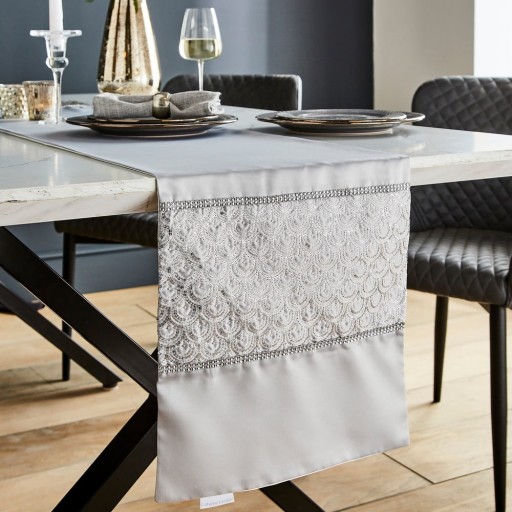 Napron de masă din microsatin 33x180 cm Deco Sequin – Catherine Lansfield